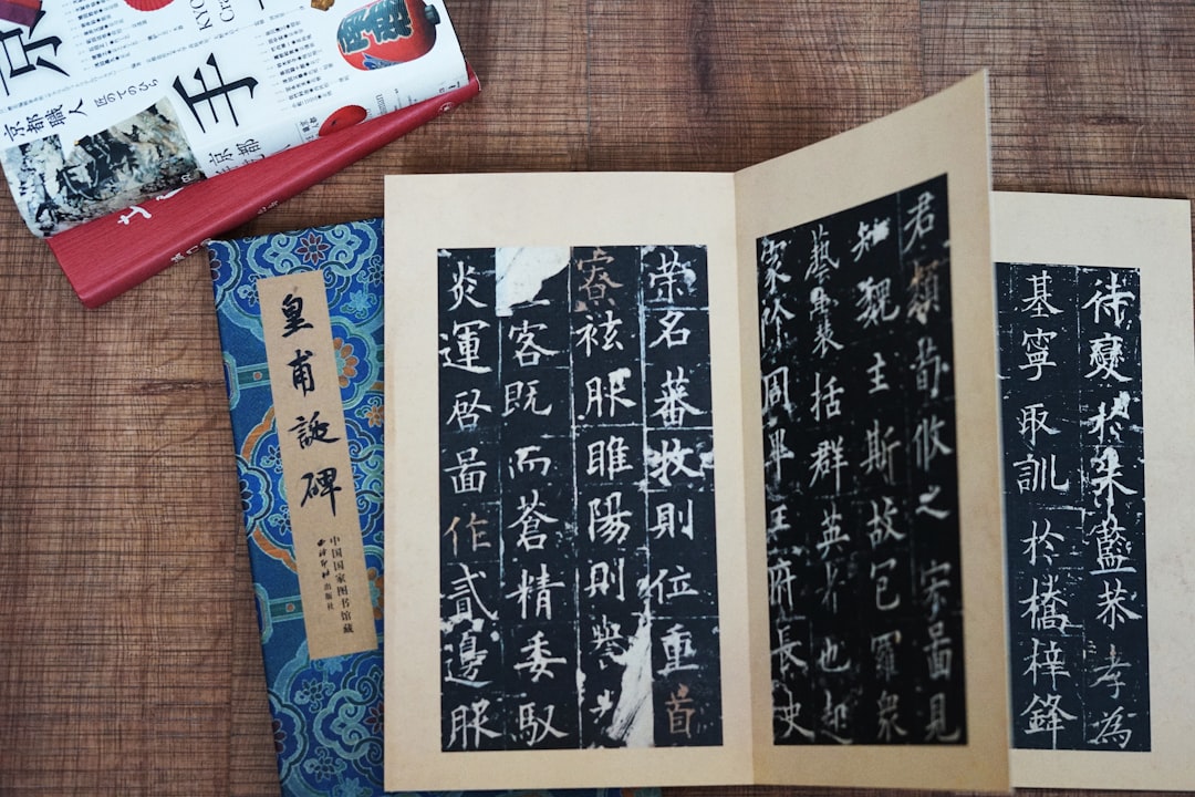 Buku tradisi primbon Jawa dengan tulisan aksara kuno