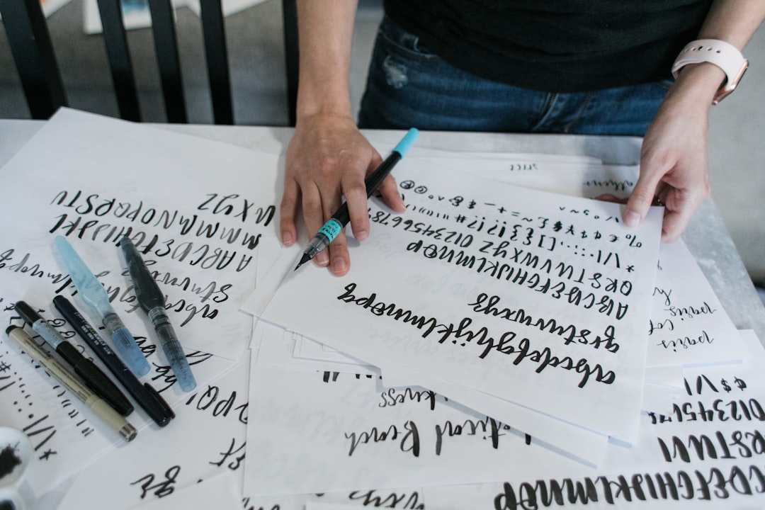 Tangan menulis perhitungan numerologi di kertas dengan pena