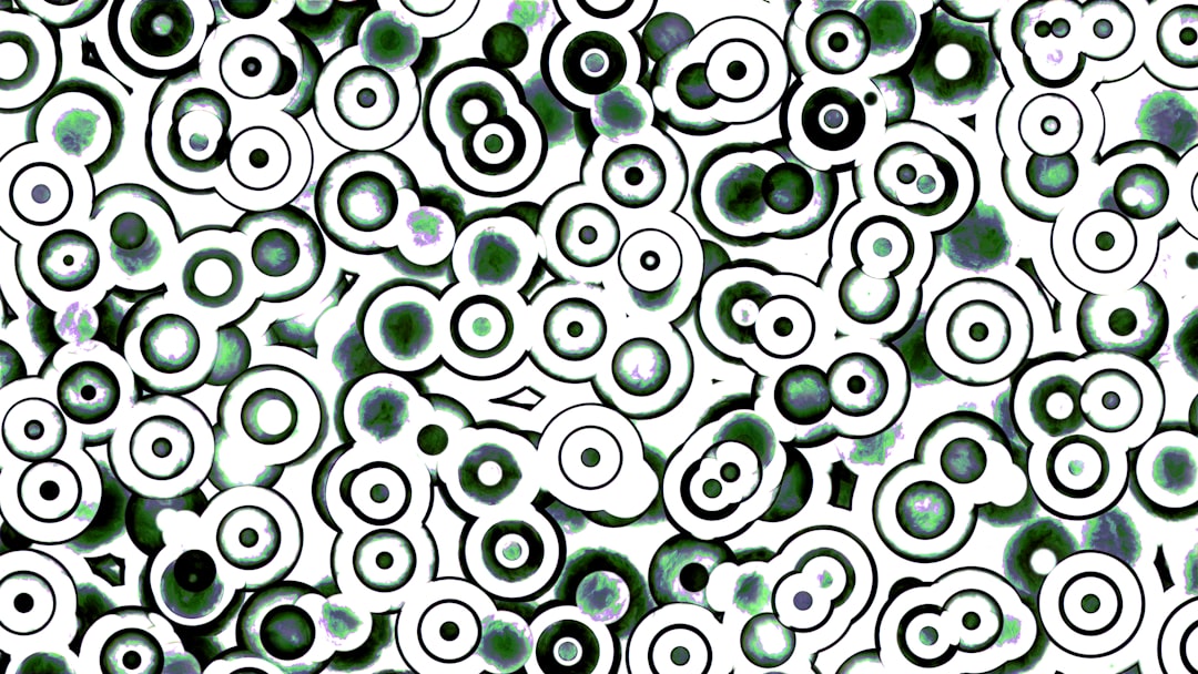 Perbandingan kurva distribusi payout fixed-odds 4D versus pari-mutuel Mark Six dengan ekor rollover lebih panjang
