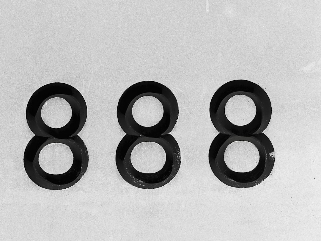 Ilustrasi permutasi 4 digit dan diagram 715 multiset unik dari ruang sampel 10.000 string terurut