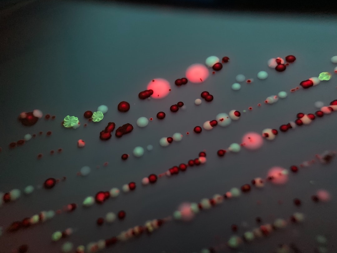 Grafik distribusi frekuensi digit dengan pita standar deviasi menunjukkan rentang keacakan normal pada undian 4D