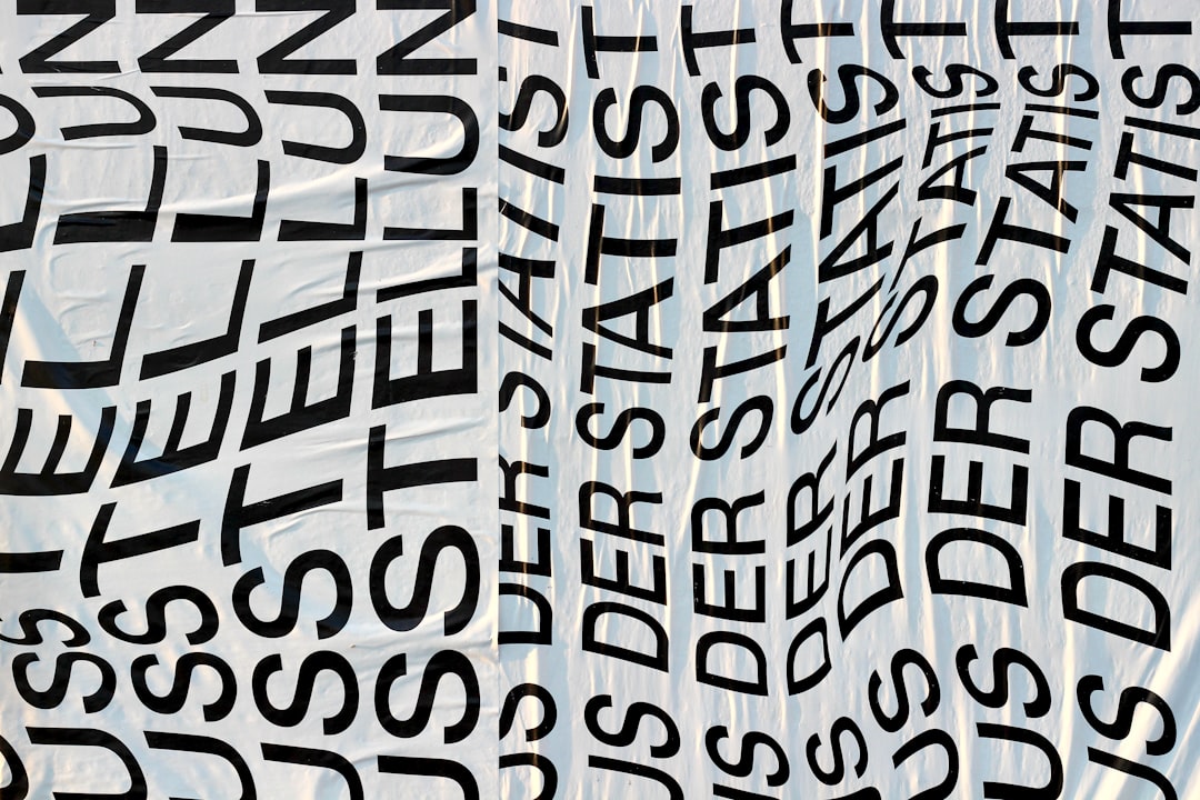 Perbandingan output regresi berganda dengan adjusted R square mendekati nol pada data undian 4D